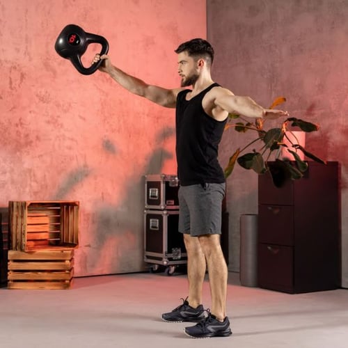 Man lifting Hop-Sport kettlebell with one arm extended, demonstrating strength training to burn fat